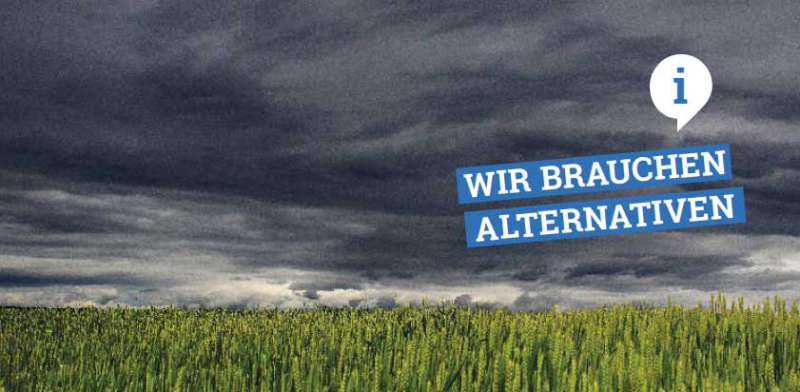 Das Bild zeigt ein Kornfeld unter wolkenverhangenem Himmel mit der Schrift: Wir brauchen Alternativen!